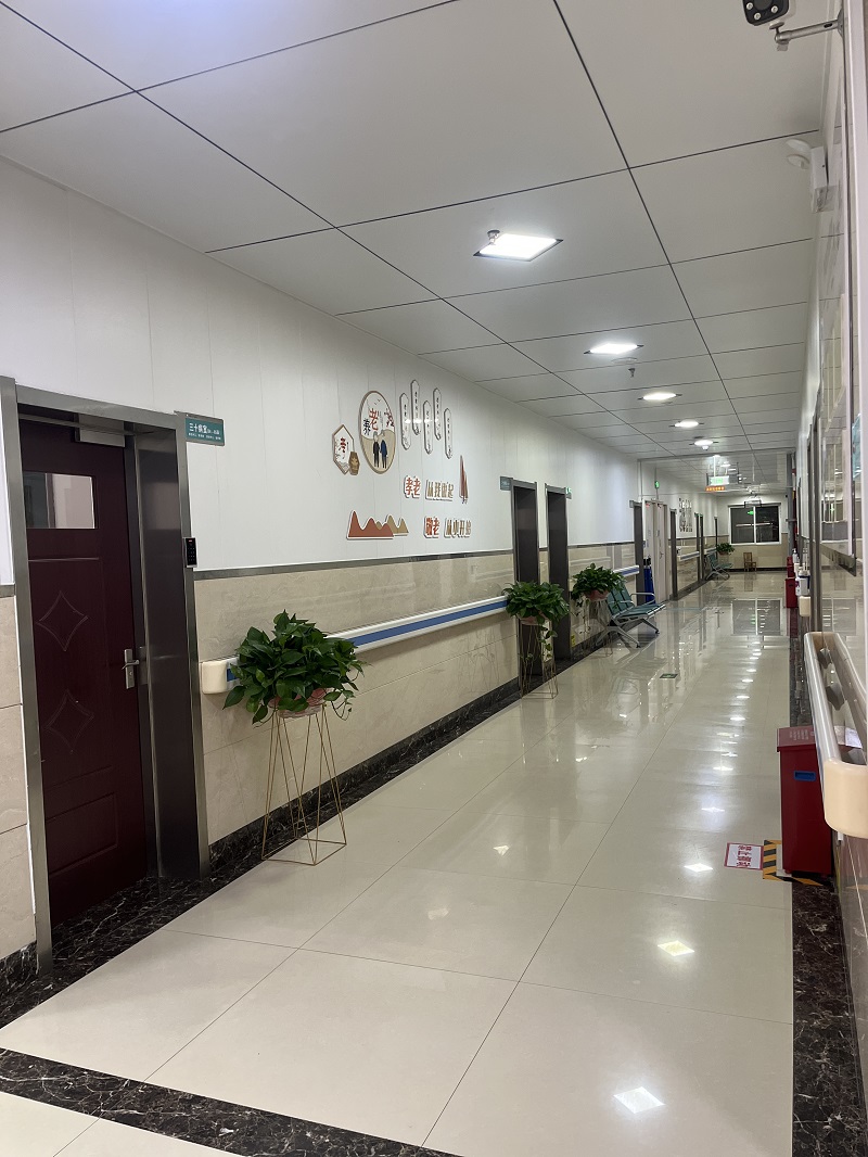 洛阳养老院提醒老人戴眼镜要避免什么误区